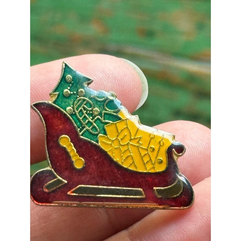 VINTAGE SANTA SLEIGH PIN HOLIDAY CHRISTMAS COLLECTIBLE ENAMEL GOLD‎